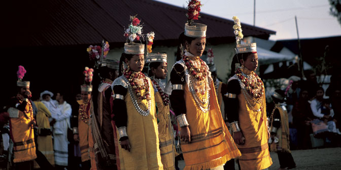 khasi women in traditional dress